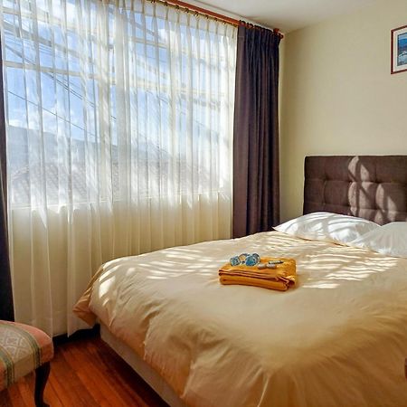 The Quito Guest House With Yellow Balconies For Travellers エクステリア 写真