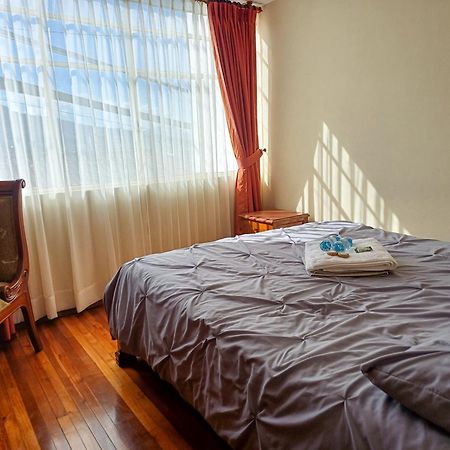 The Quito Guest House With Yellow Balconies For Travellers エクステリア 写真