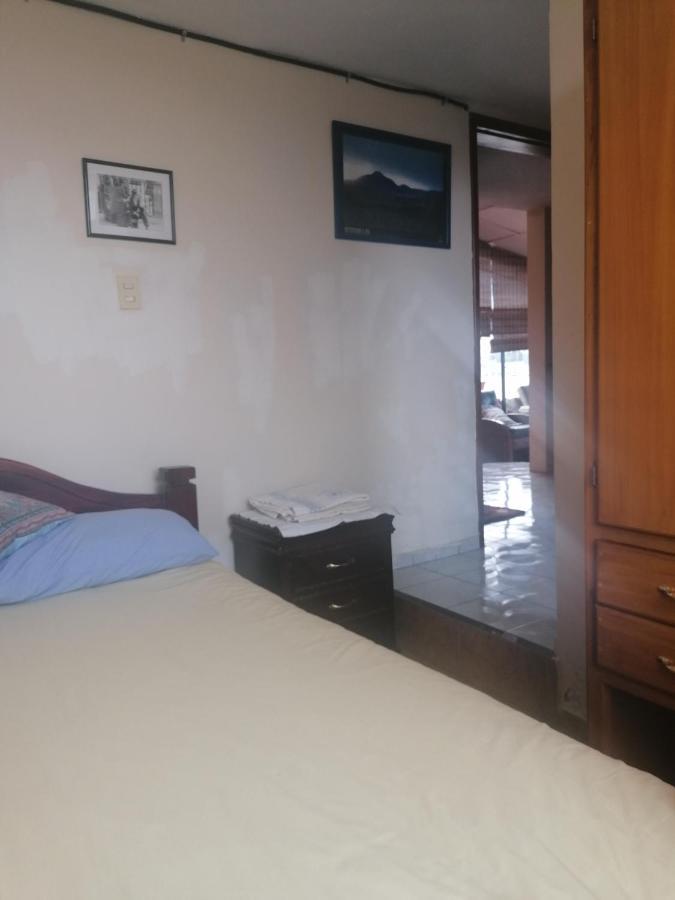 The Quito Guest House With Yellow Balconies For Travellers エクステリア 写真