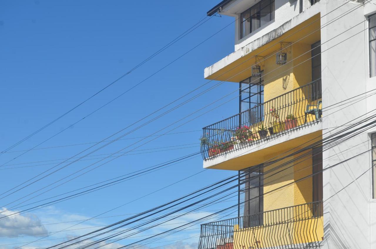 The Quito Guest House With Yellow Balconies For Travellers エクステリア 写真