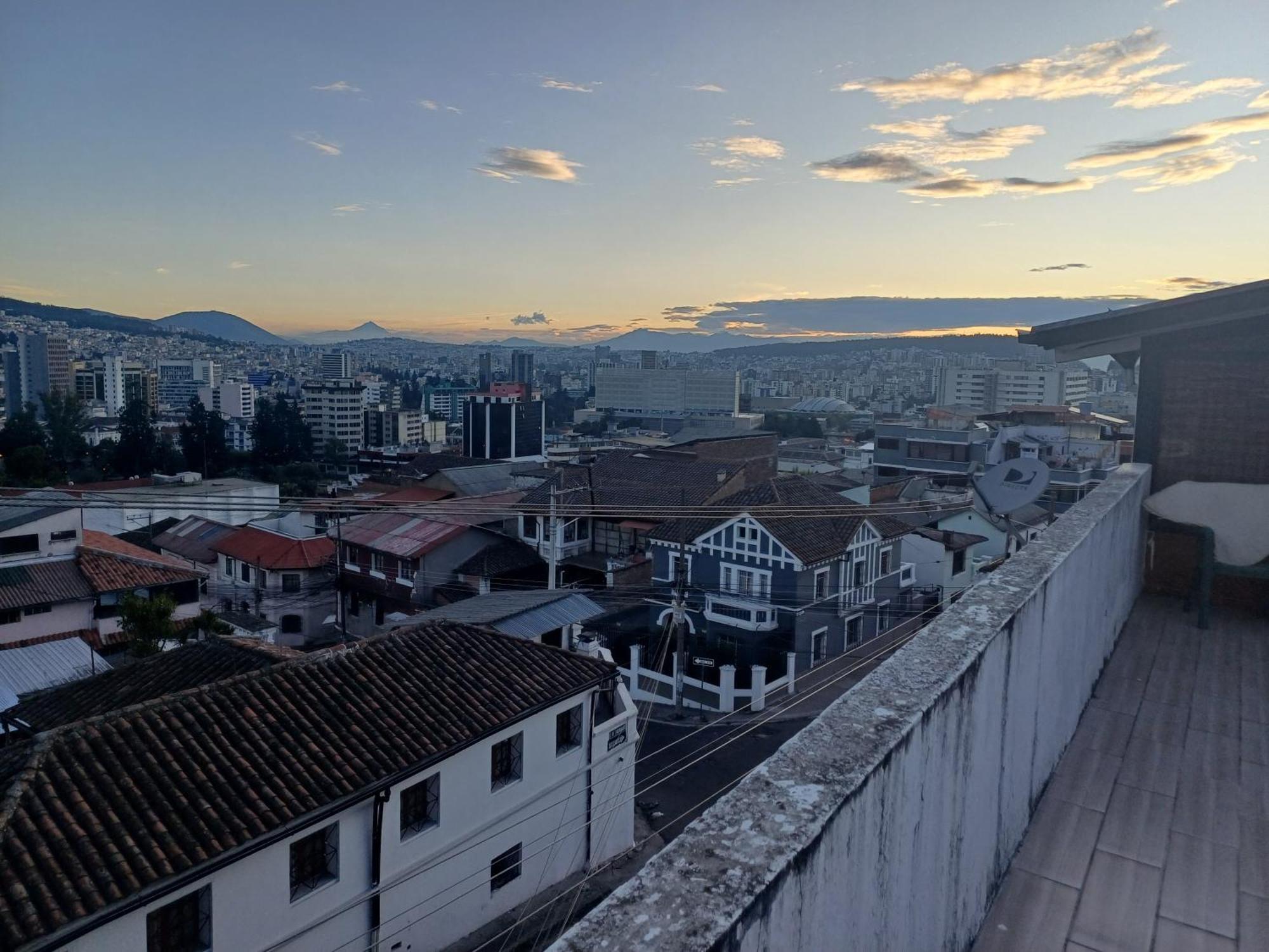 The Quito Guest House With Yellow Balconies For Travellers エクステリア 写真