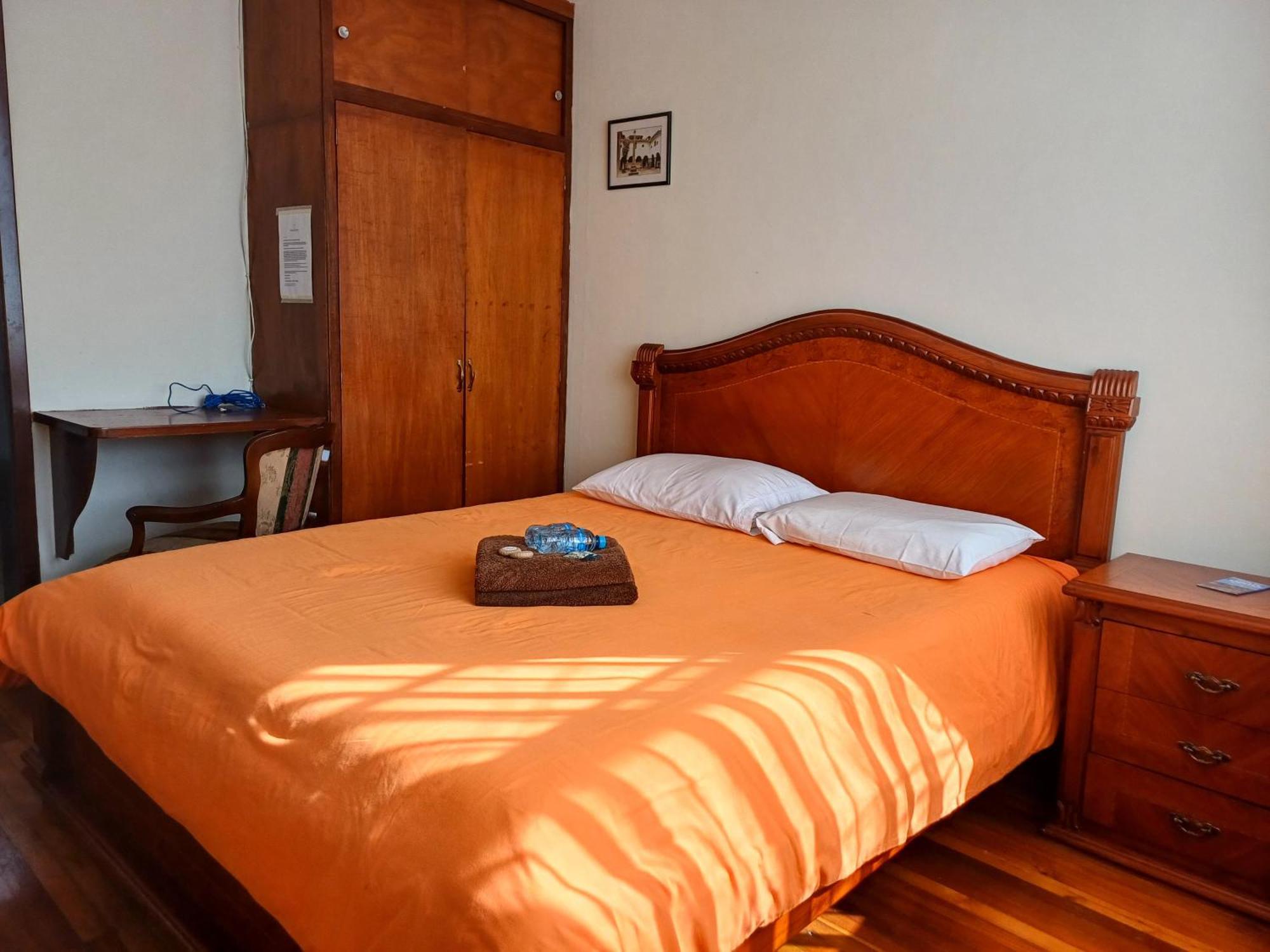 The Quito Guest House With Yellow Balconies For Travellers エクステリア 写真