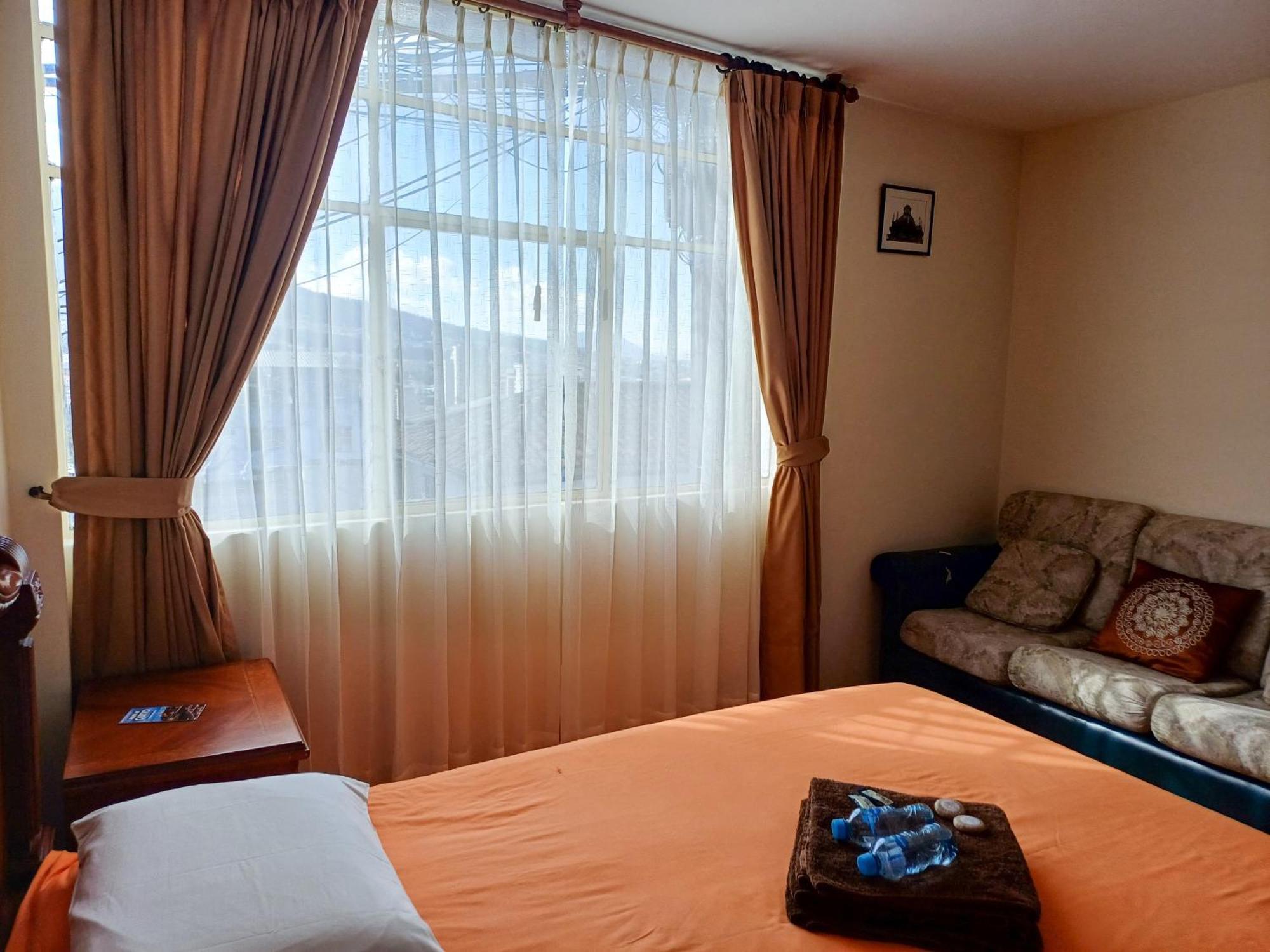 The Quito Guest House With Yellow Balconies For Travellers エクステリア 写真