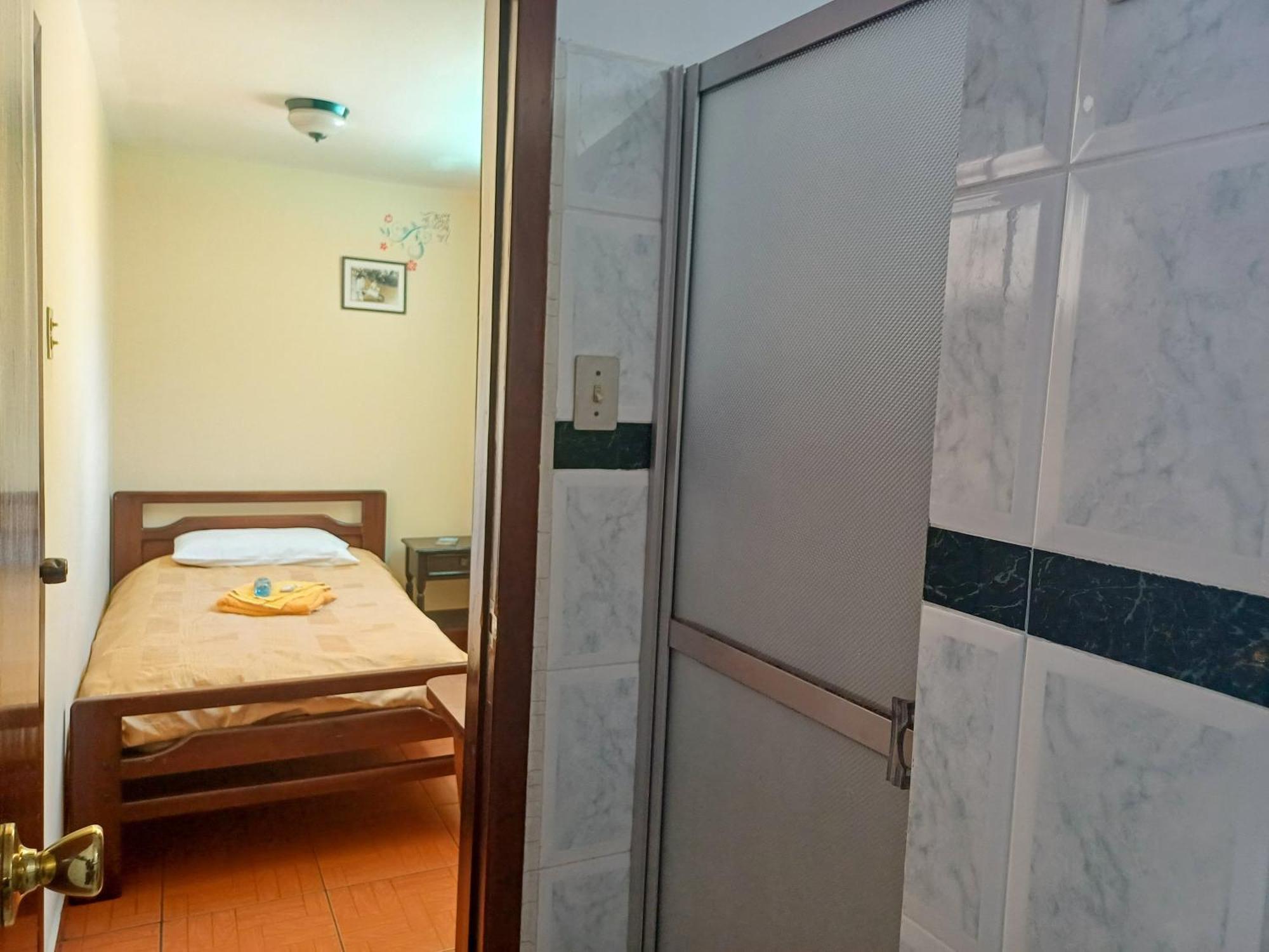 The Quito Guest House With Yellow Balconies For Travellers エクステリア 写真