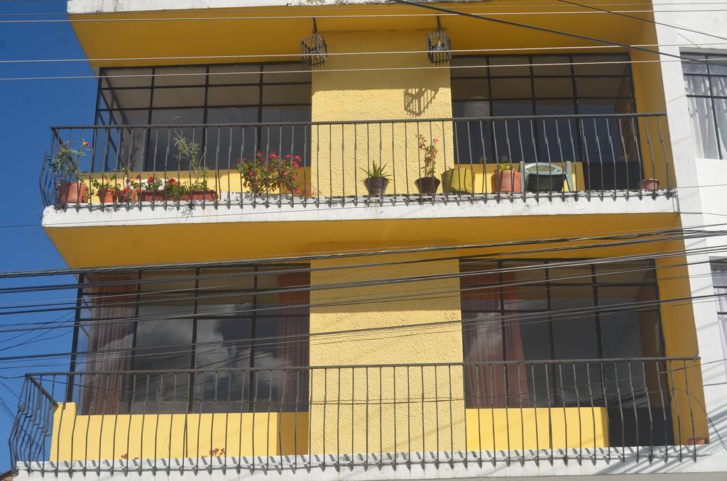 The Quito Guest House With Yellow Balconies For Travellers エクステリア 写真